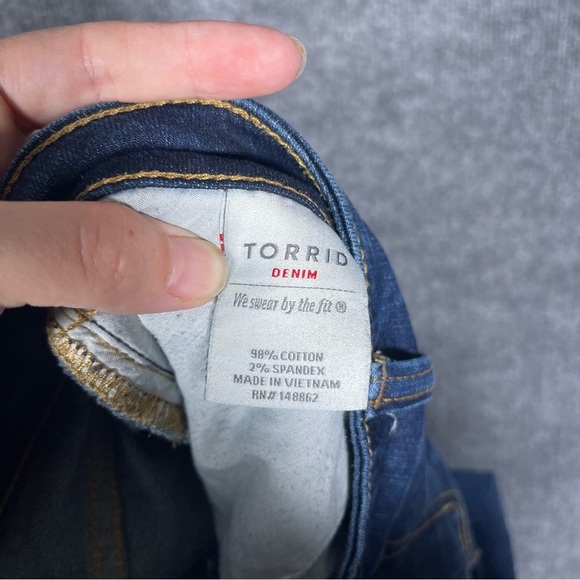 Torrid Denim Women’s 16R Blue Dark Wash Distressed Stretch Skinny Jeans - Picture 9 of 10